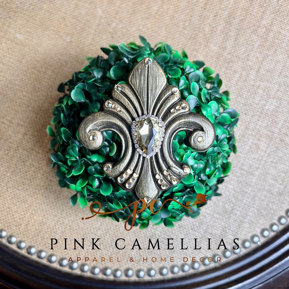 Elegant Fleur de Lis Lampshade
Enhancer Accent